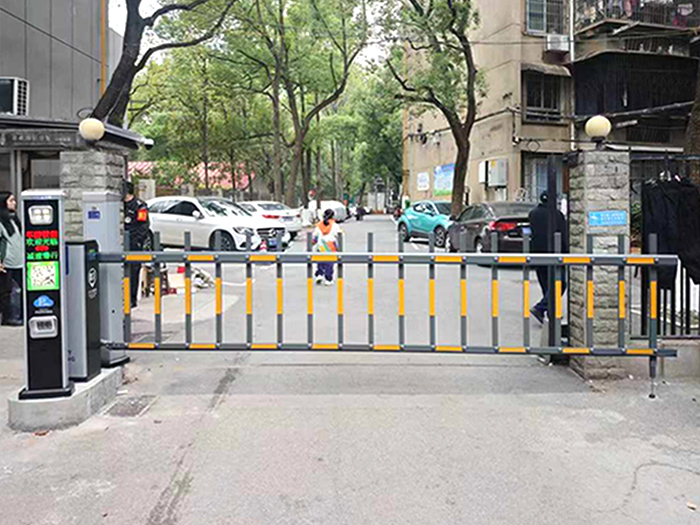 某小區(qū)采用 “安快” 同進(jìn)同出柵欄道閘