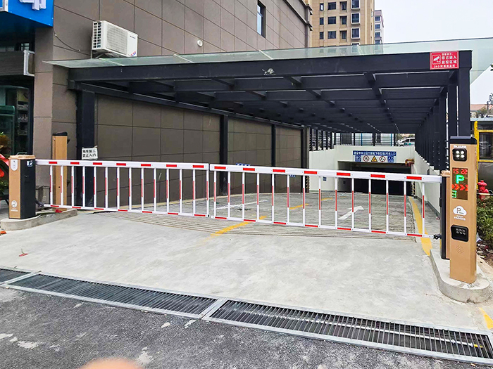 某停車場(chǎng)采用 “安快” 一進(jìn)一出柵欄道閘